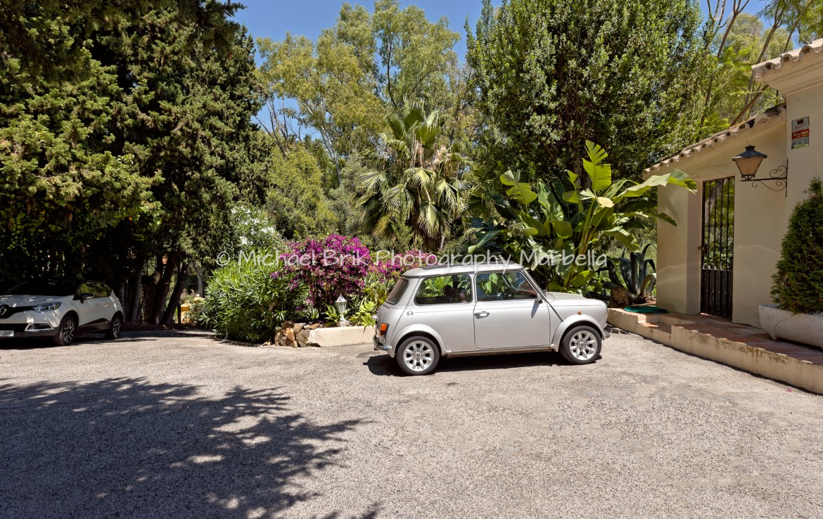 charming villa for rent, private, benahavis, golf, green, quiet, easy access, security, sun, sea, beach, mountain, forest, pets, luxury, rustic, traditional