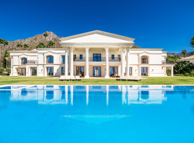 06-villa-marbella-prime-facade-pool-day