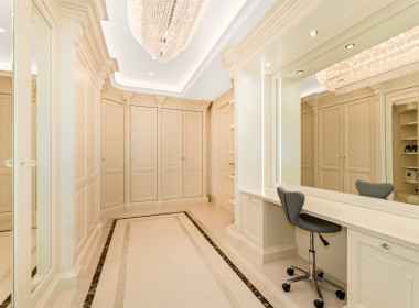 10-10-villa-marbella-prime-walk-in-closet-vanity